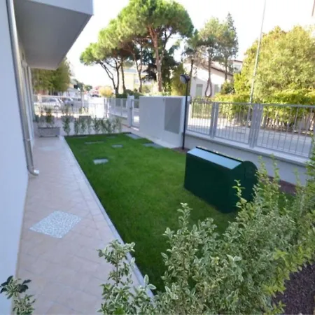 Modern Flat With Private Garden In